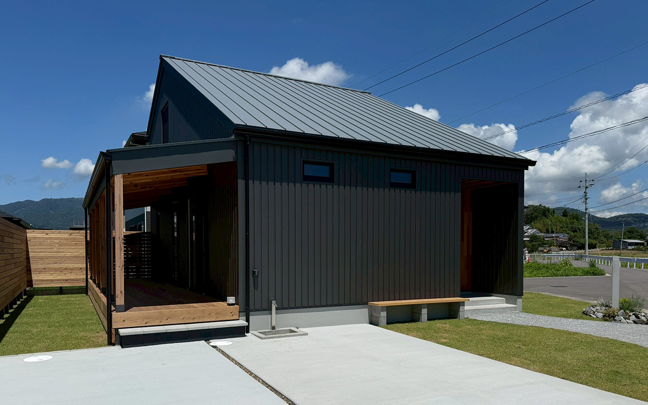 スペイン漆喰、天然芝とウッドデッキのCOZY GRAZie#06