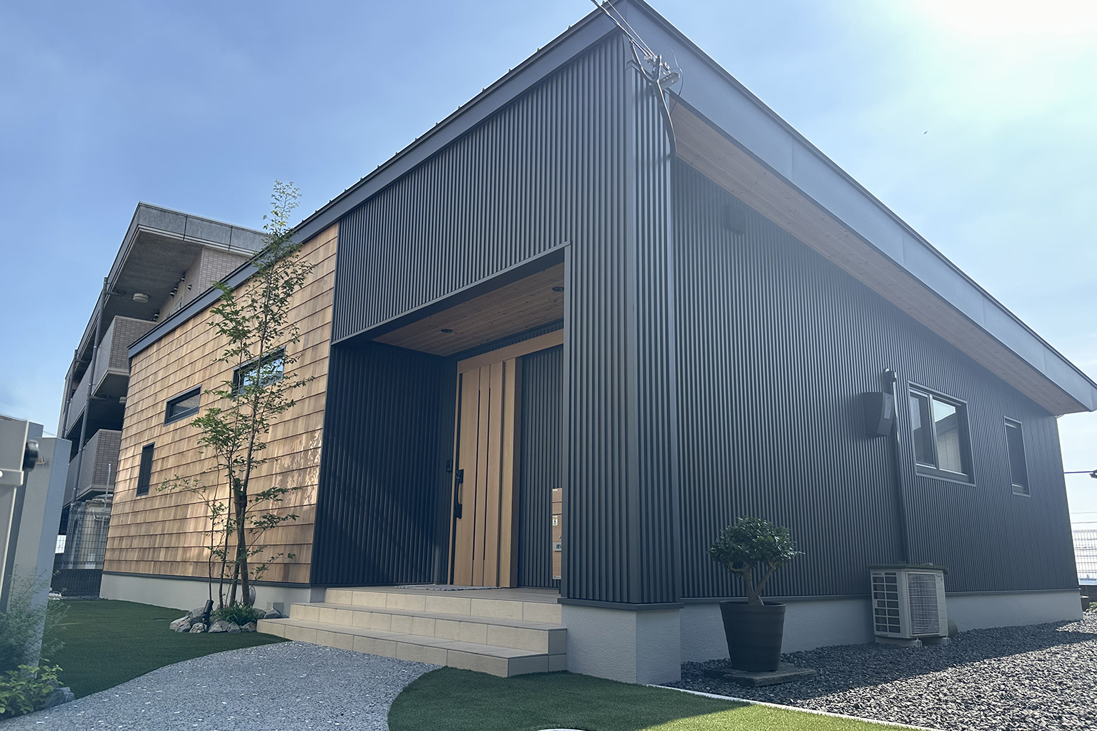 ガルバリウムの強さと漆喰の温もりが息づく和洋モダンの平屋