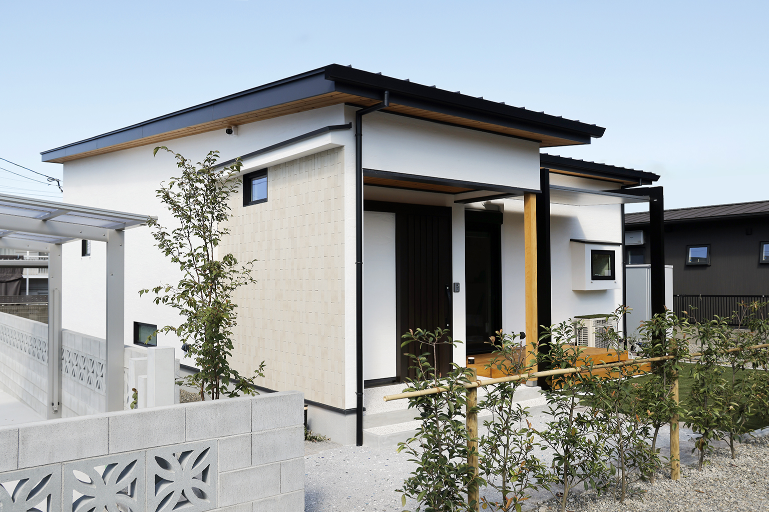 和と洋のモダンスタイルのコンパクトな平屋